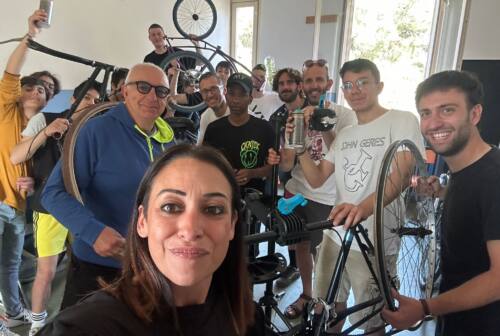 Pesaro, bici rubate o abbandonate: l’istituto Bramante-Genga le tira a lucido