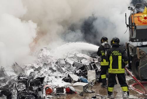 Pesaro, fiamme in una ditta di smaltimento di rifiuti di apparecchiature elettriche – FOTO