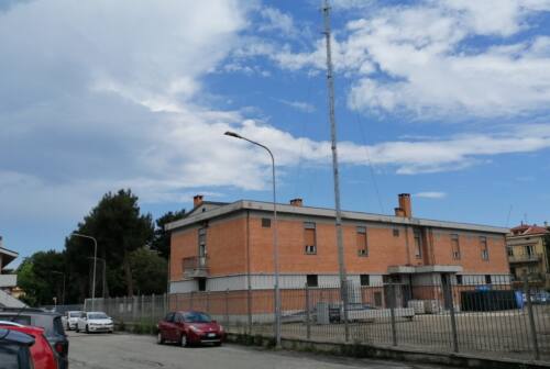 Pesaro, spunta un’antenna vicino all’asilo. Il Comune: «Il privato la sposti»