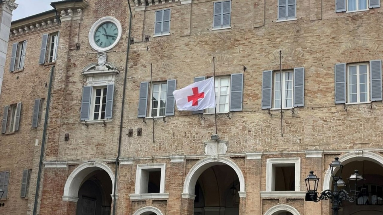 La bandiera della Croce Rossa Italiana sul municipio di Senigallia