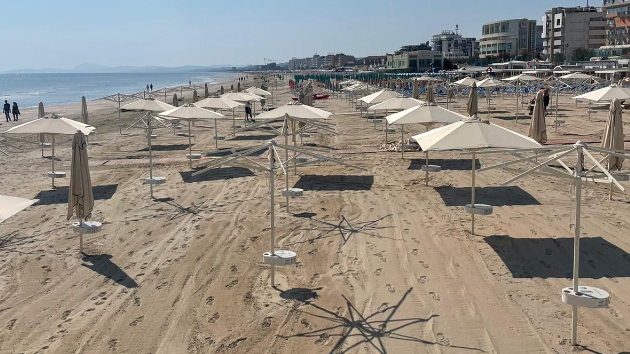 La spiaggia di Senigallia ripulita dopo il maltempo del 16 maggio