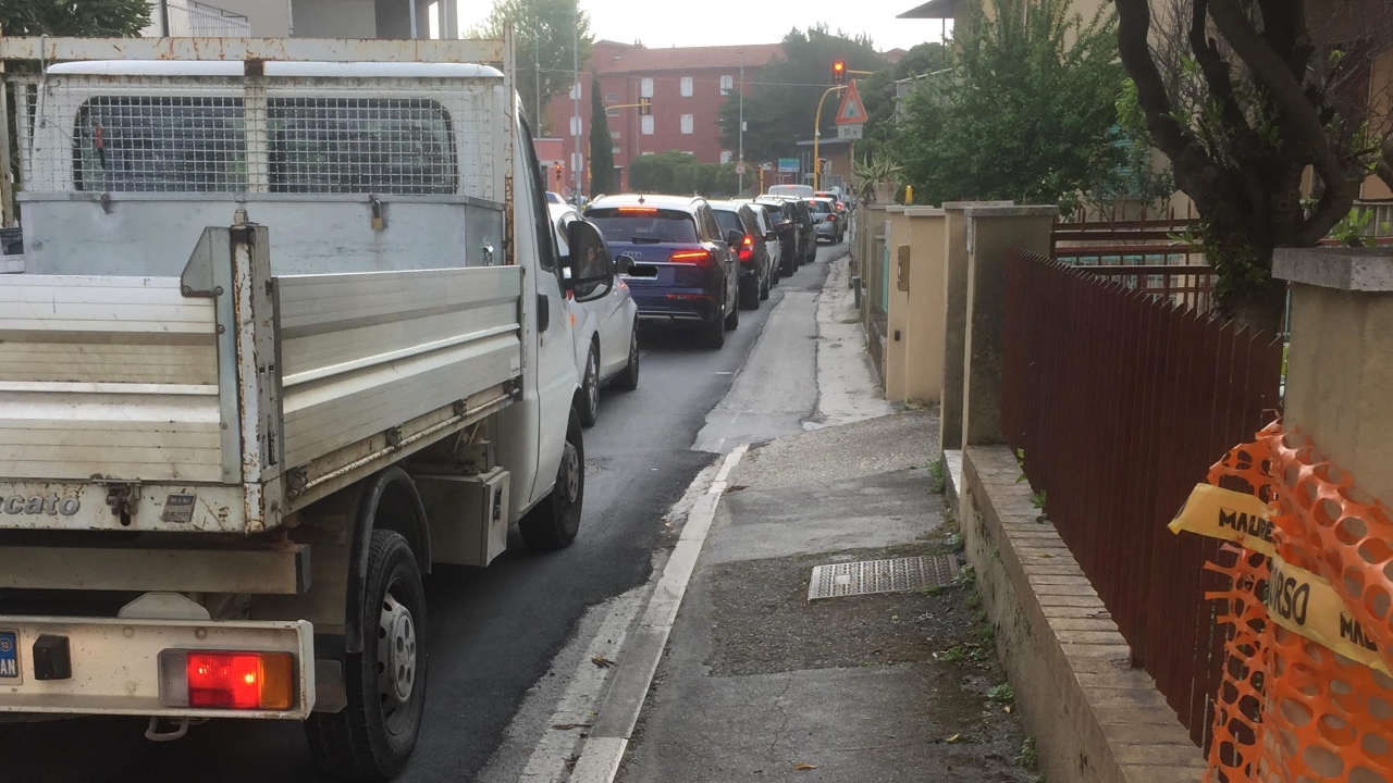 Senigallia: fila di veicoli fermi al semaforo all’incrocio tra via Cilea, via Zanella e la statale Adriatica