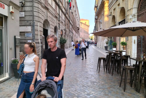 Il professor Orsini a passeggio per Ancona: avvistato in corso Mazzini con moglie e figlio