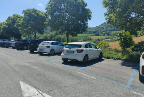 Ancona: Portonovo presa d’assalto. E spuntano i primi “furbetti dei parcheggi”